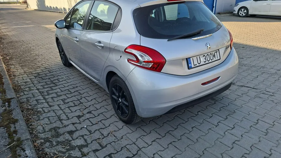 PEUGEOT 208 -