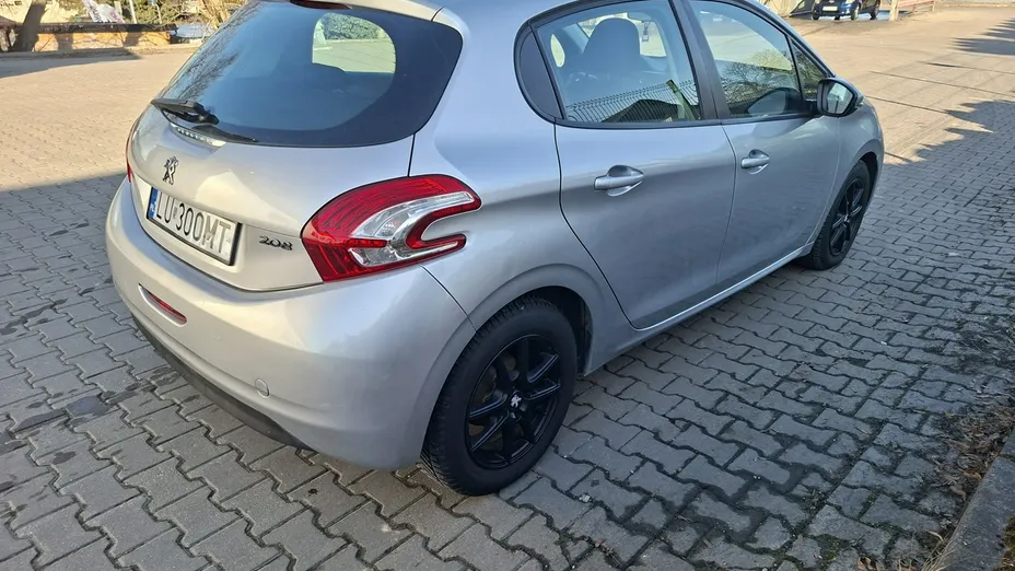 PEUGEOT 208 -