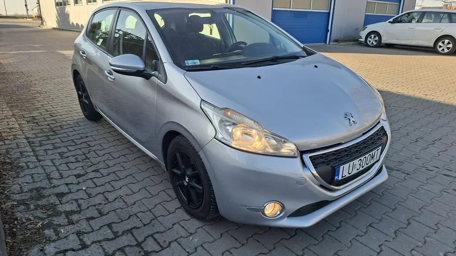 PEUGEOT 208 -