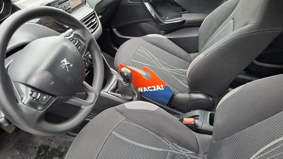 PEUGEOT 208 -