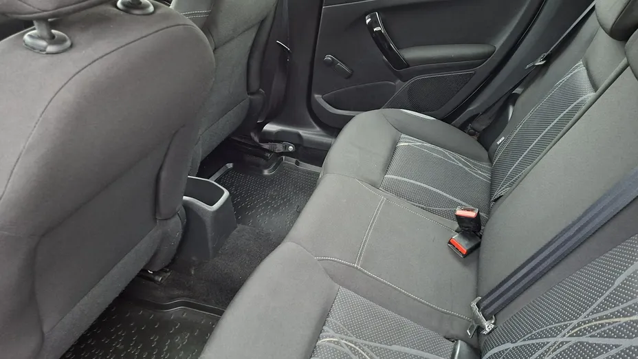 PEUGEOT 208 -