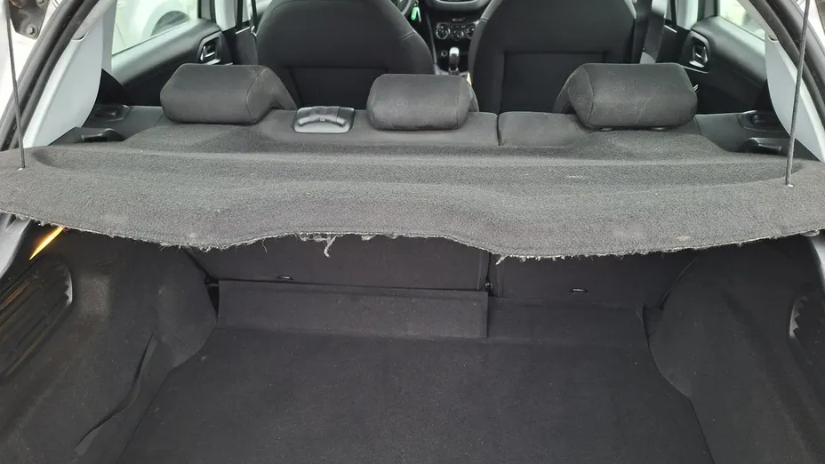 PEUGEOT 208 -