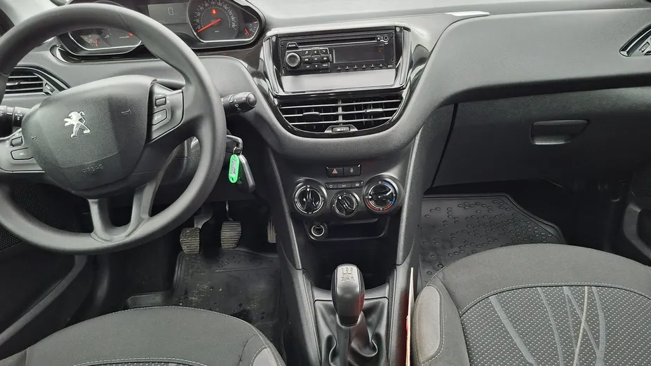 PEUGEOT 208 -