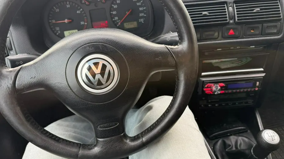 VOLKSWAGEN Golf -