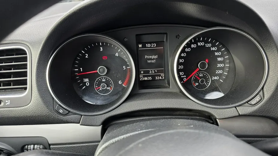 VOLKSWAGEN Golf -
