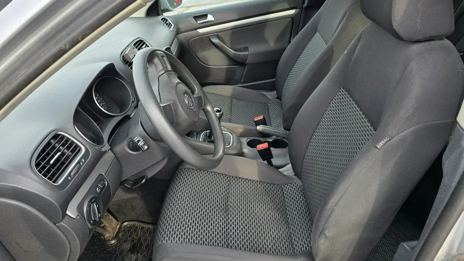 VOLKSWAGEN Golf -