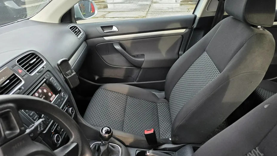 VOLKSWAGEN Golf -
