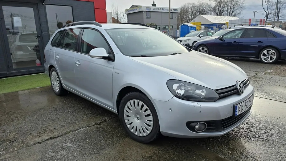 VOLKSWAGEN Golf -
