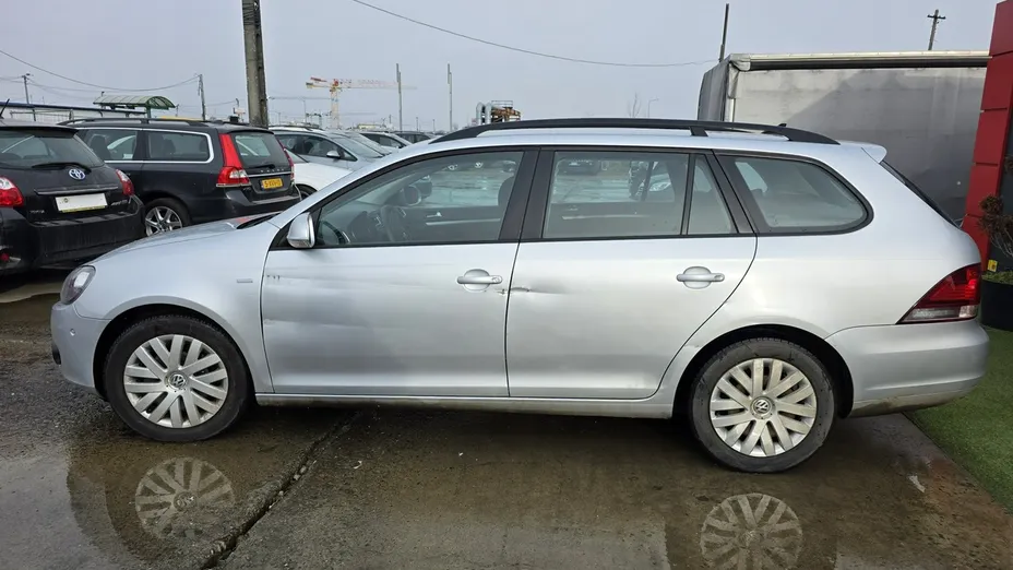 VOLKSWAGEN Golf -