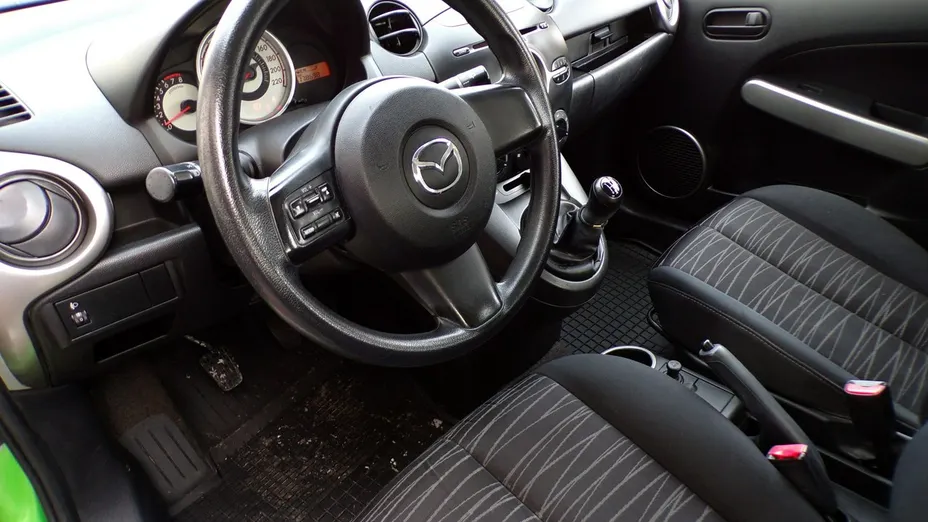 MAZDA 2 -
