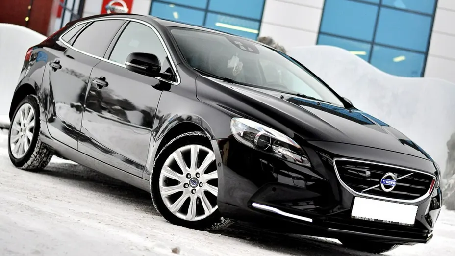 VOLVO V40 -