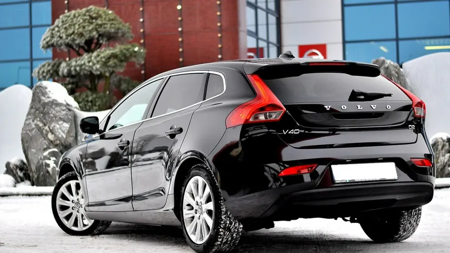 VOLVO V40 -
