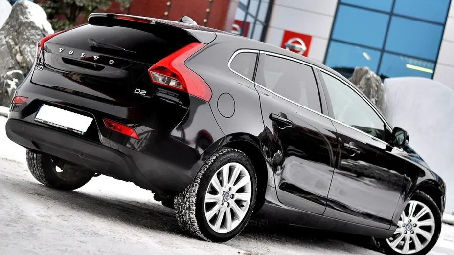 VOLVO V40 -