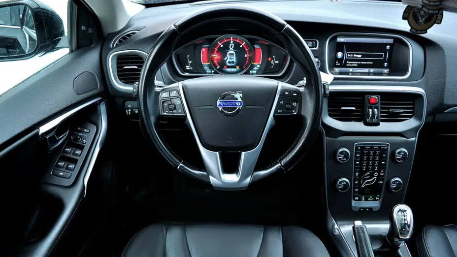 VOLVO V40 -