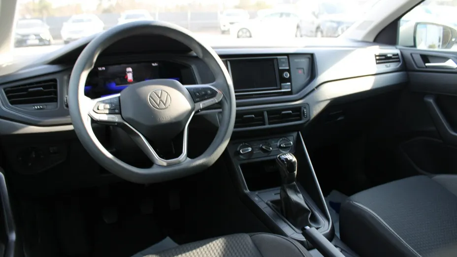 VOLKSWAGEN Polo -