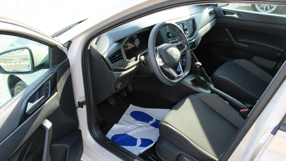 VOLKSWAGEN Polo -