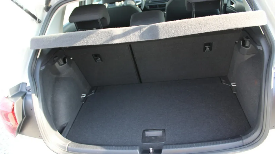 VOLKSWAGEN Polo -
