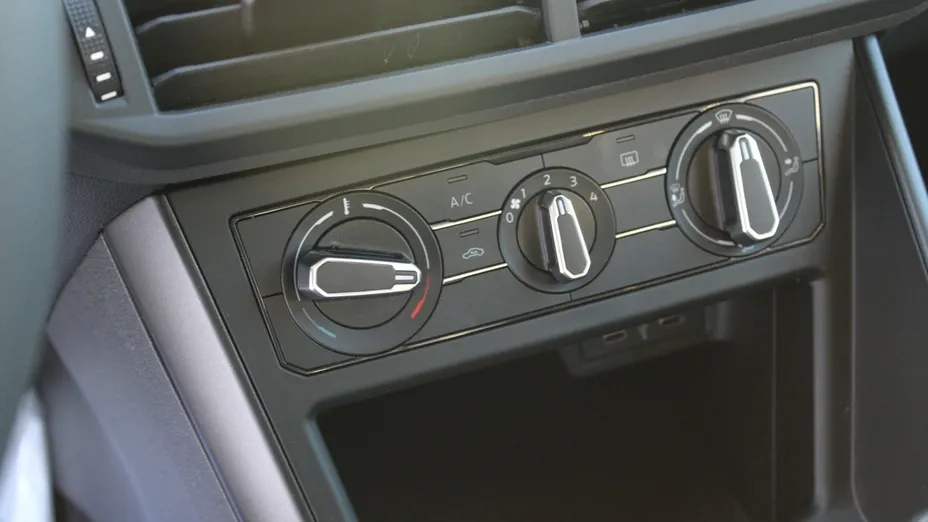 VOLKSWAGEN Polo -