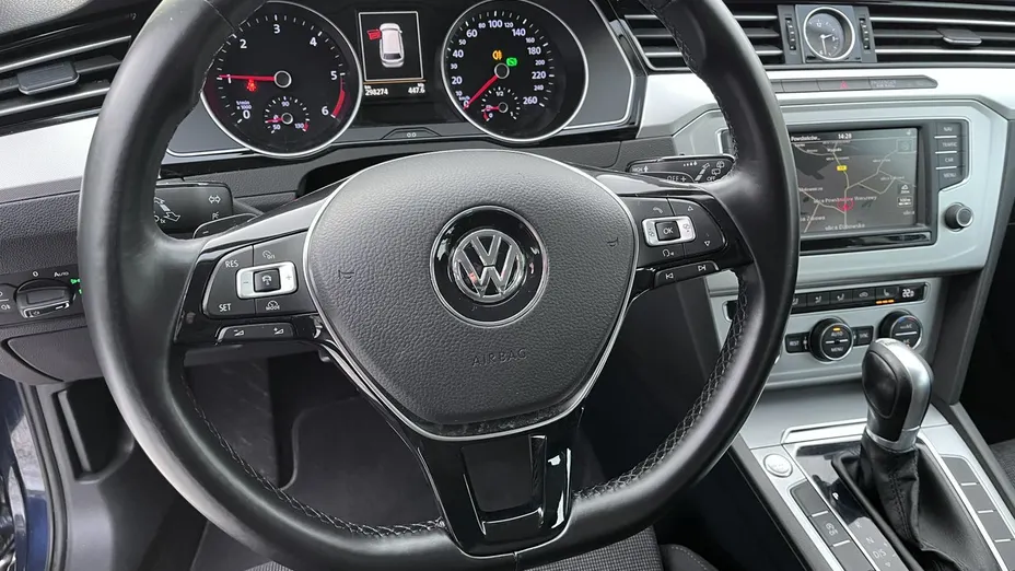 VOLKSWAGEN Passat -