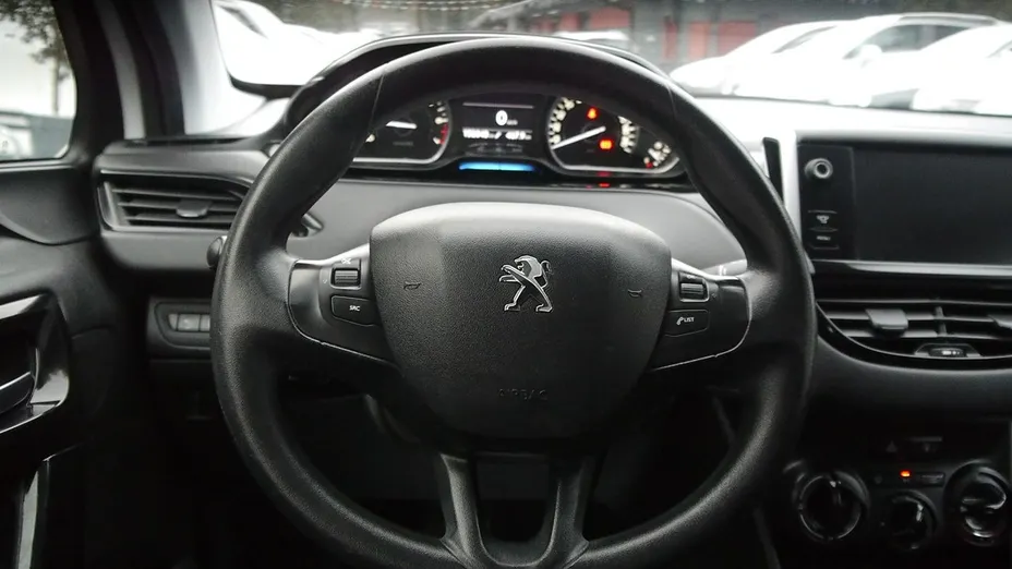 PEUGEOT 208 -