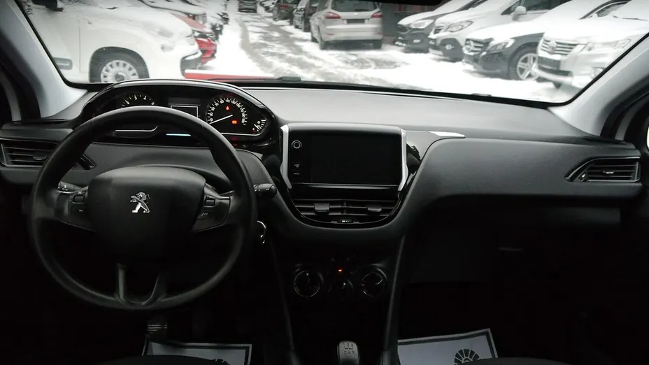 PEUGEOT 208 -