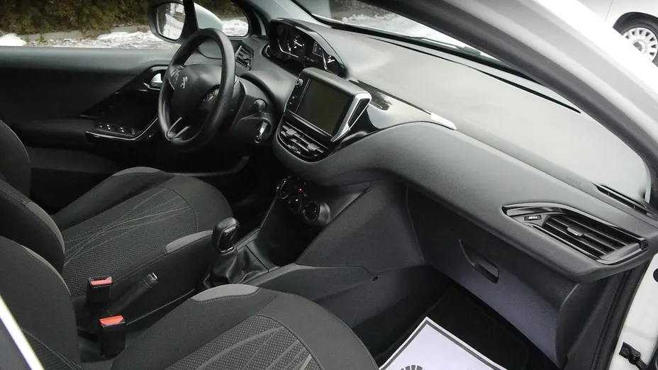 PEUGEOT 208 -