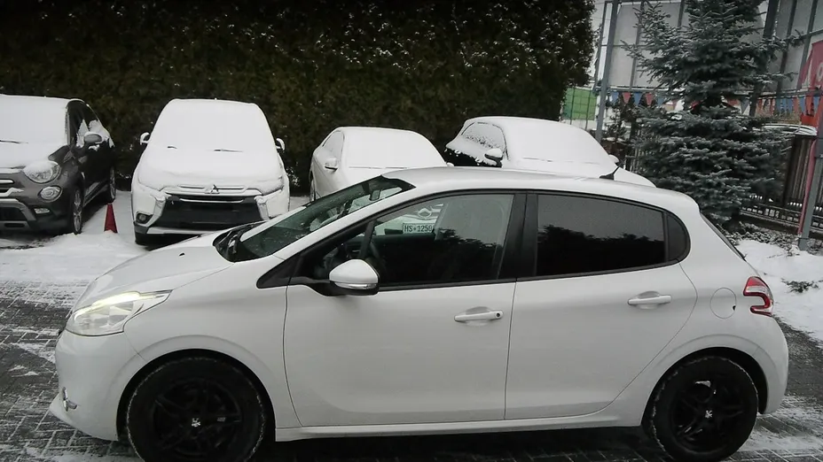 PEUGEOT 208 -