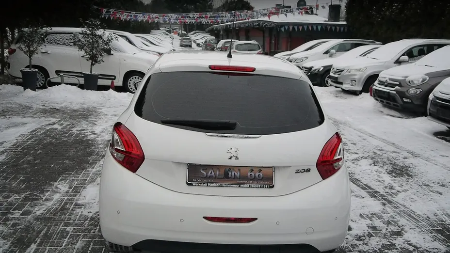 PEUGEOT 208 -