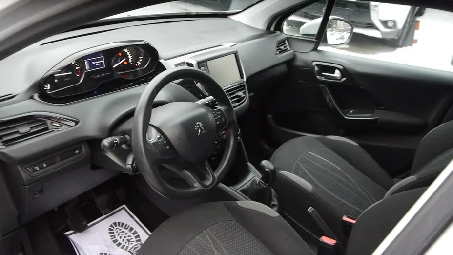 PEUGEOT 208 -