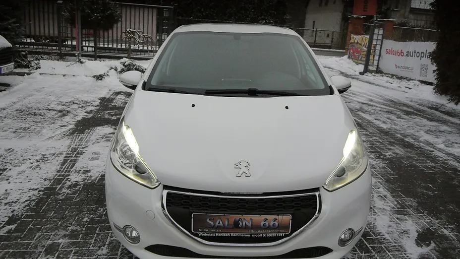 PEUGEOT 208 -