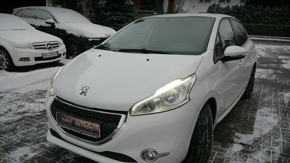 PEUGEOT 208 -