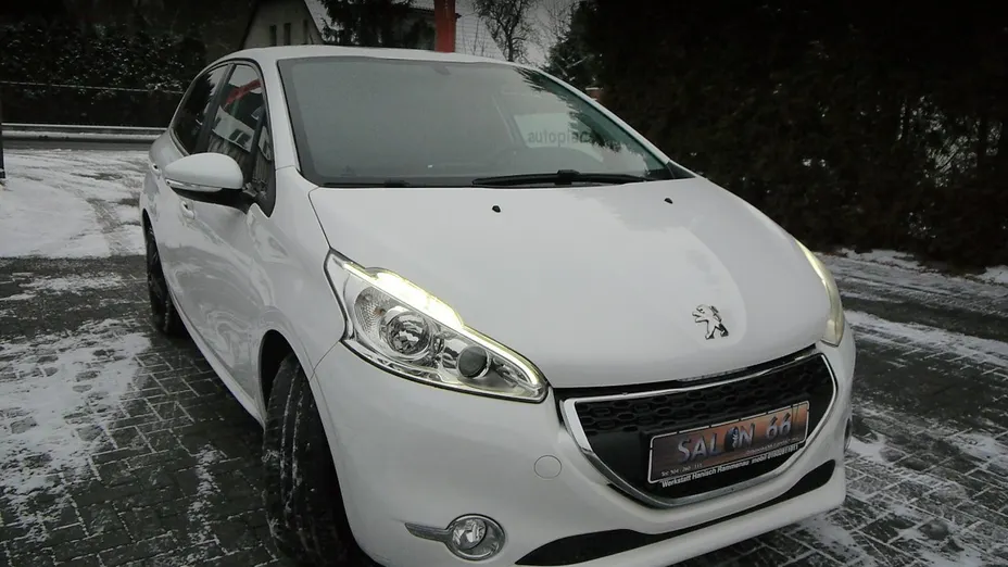 PEUGEOT 208 -
