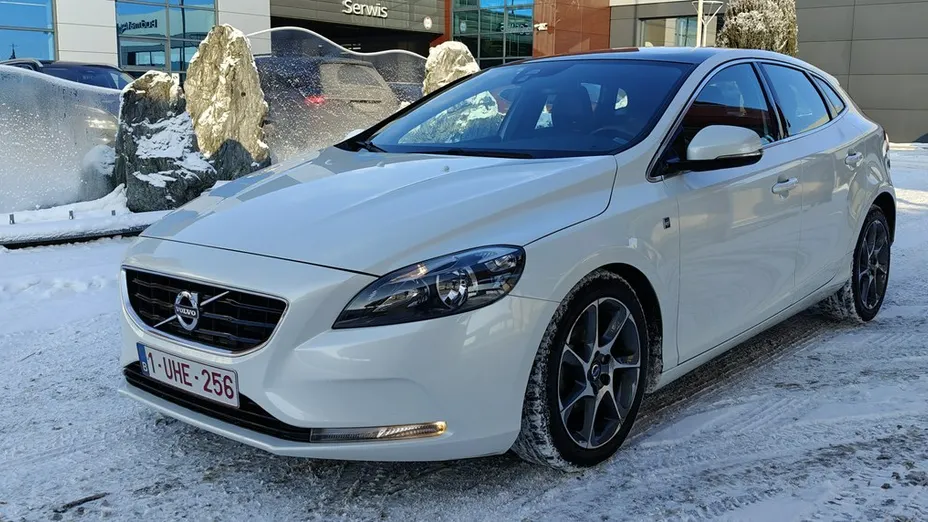 VOLVO V40 -