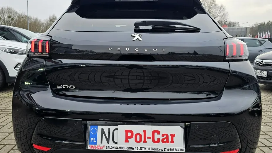 PEUGEOT 208 -