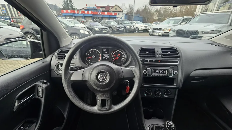 VOLKSWAGEN Polo -