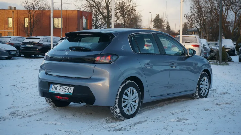 PEUGEOT 208 -