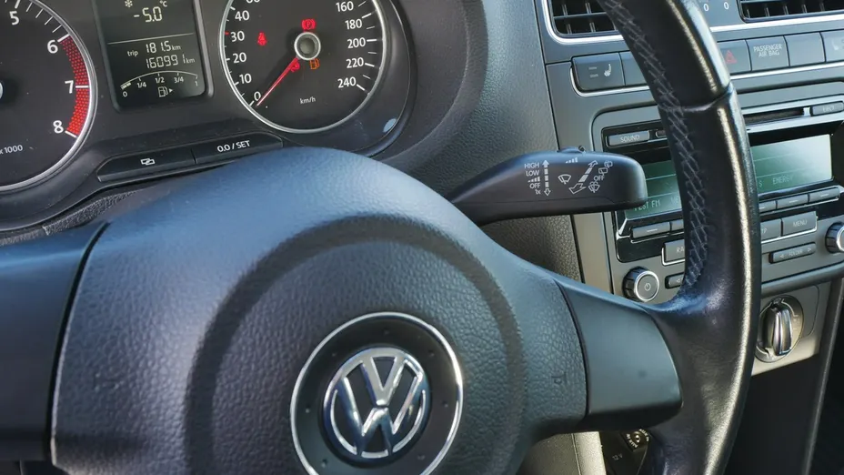 VOLKSWAGEN Polo -
