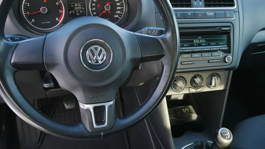 VOLKSWAGEN Polo -