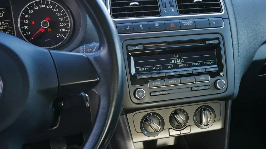 VOLKSWAGEN Polo -