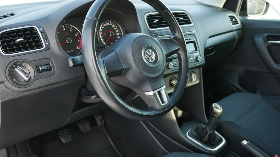 VOLKSWAGEN Polo -