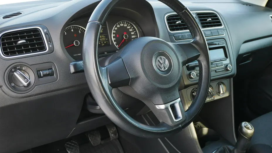 VOLKSWAGEN Polo -