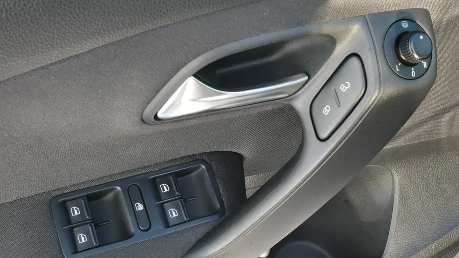 VOLKSWAGEN Polo -