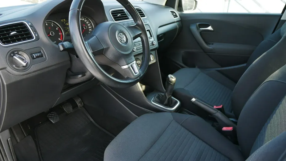 VOLKSWAGEN Polo -