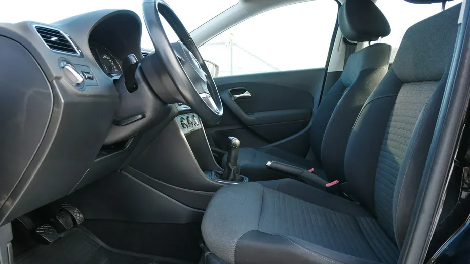 VOLKSWAGEN Polo -