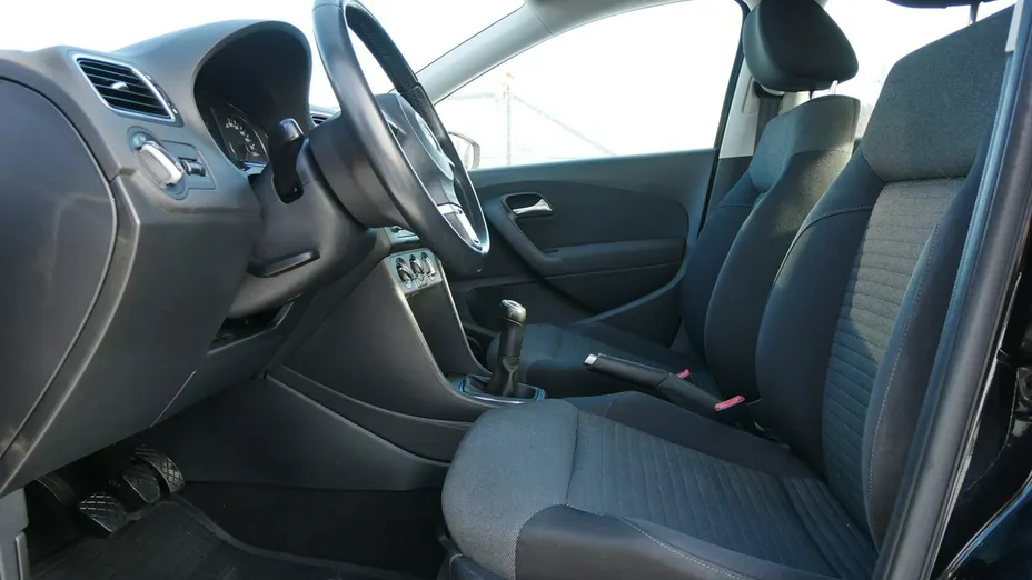 VOLKSWAGEN Polo -