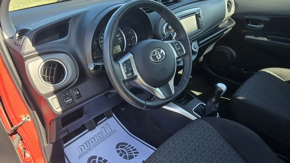 TOYOTA Yaris -