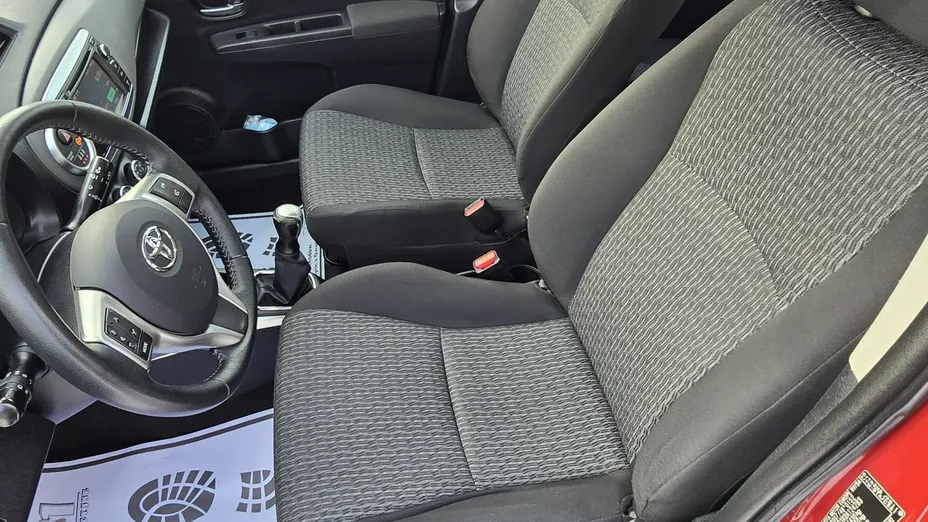 TOYOTA Yaris -
