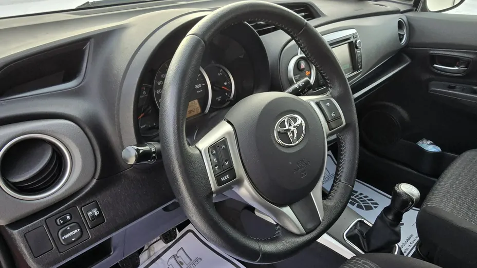 TOYOTA Yaris -