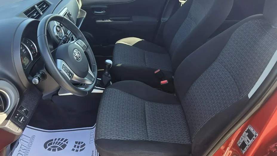 TOYOTA Yaris -