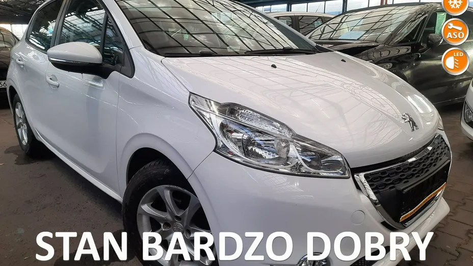 PEUGEOT 208 -